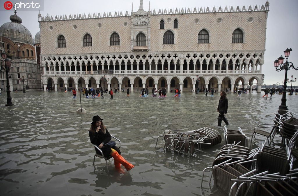 "威尼斯遭遇50多年一遇的大潮,洪水淹没街道,85%的街道都被泡在了水下