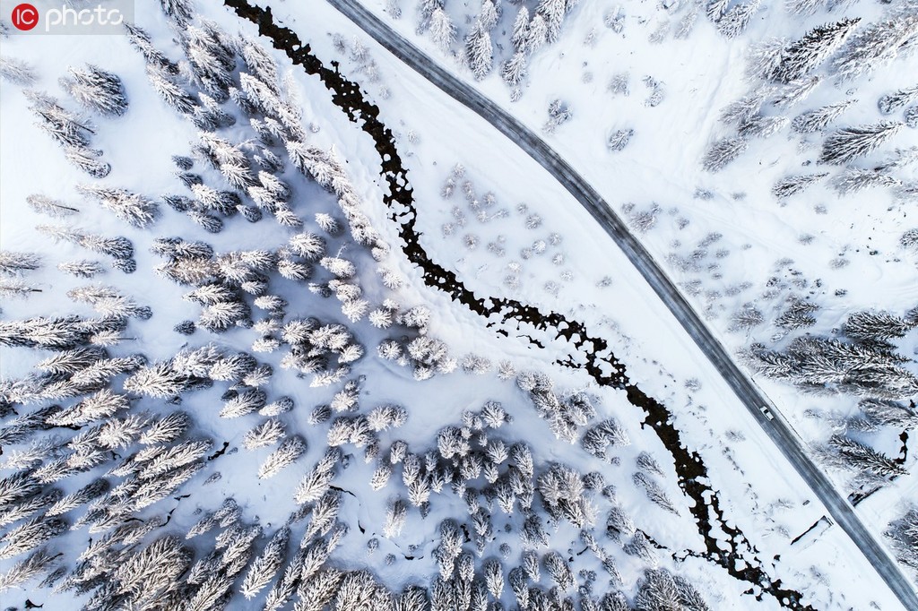 瑞士提契諾州，無人機航拍圖，貝德雷托谷被積雪覆蓋。