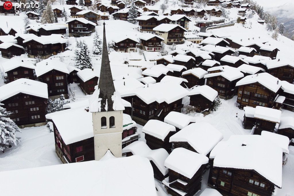 瑞士貝爾瓦爾德，被積雪覆蓋的小屋。