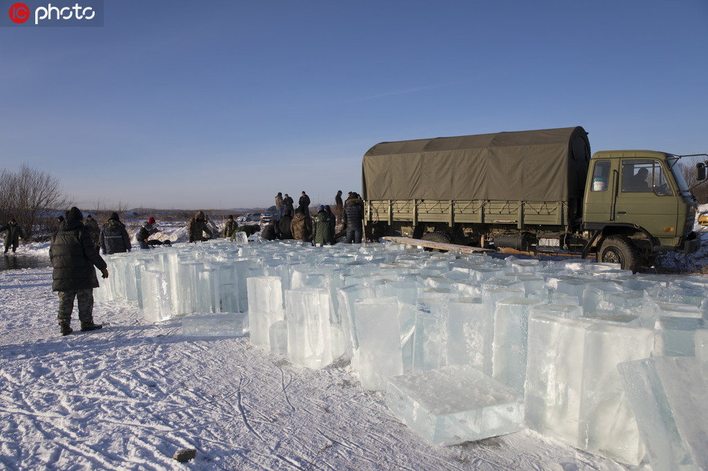 黑龍江漠河取冰現場 250人取出2500余塊冰 每塊重200斤【6】