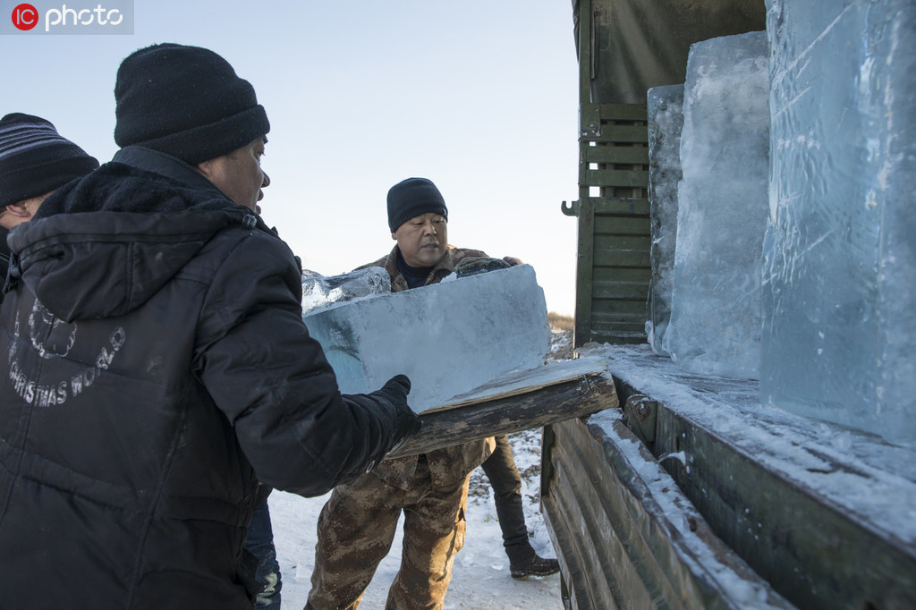 黑龍江漠河取冰現場 250人取出2500余塊冰 每塊重200斤【5】