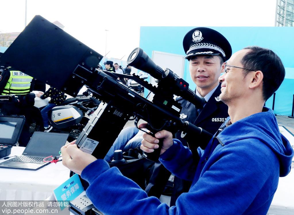 11月23日，一位蘇州市民正在警營開放日體驗手持式無人機管制設備。