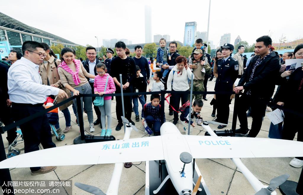 11月23日，蘇州市民們正在警營開放日裡觀摩巡航無人機。