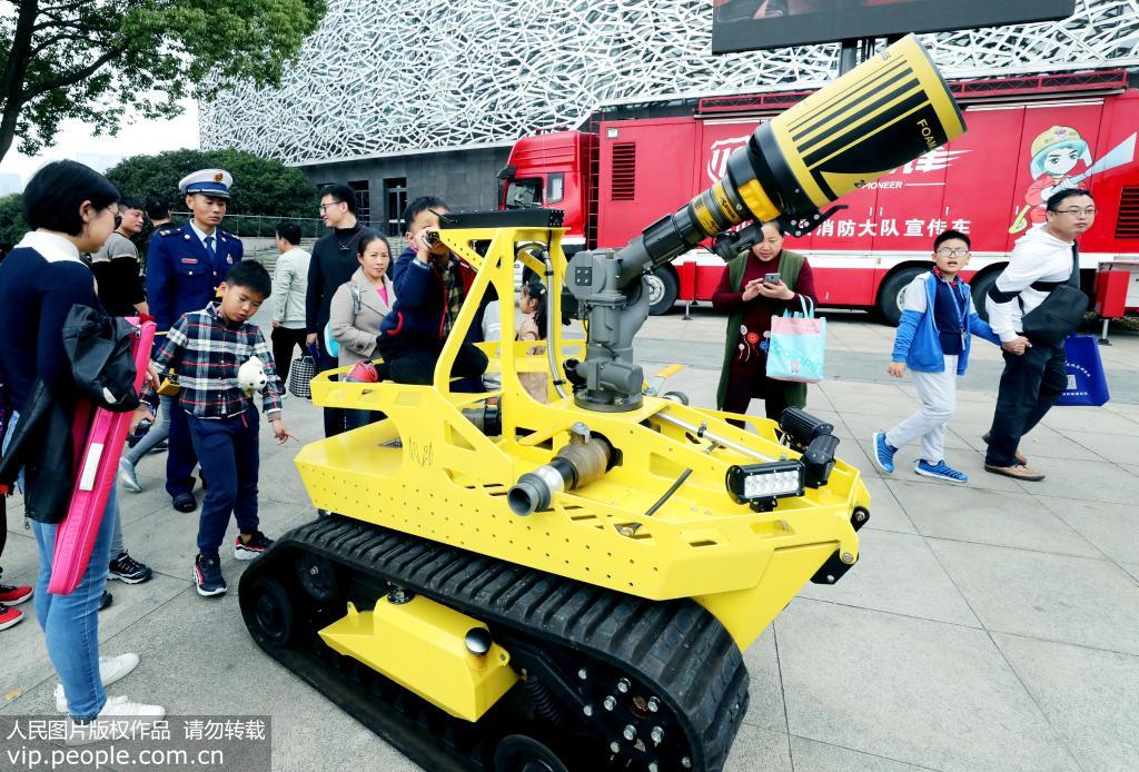 11月23日，蘇州市民們正在警營開放日觀摩滅火機器人。