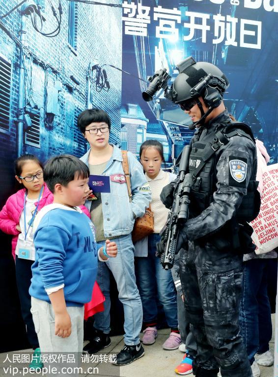 11月23日，一位蘇州男孩在警營開放日裡觀察特警的最新的裝備。