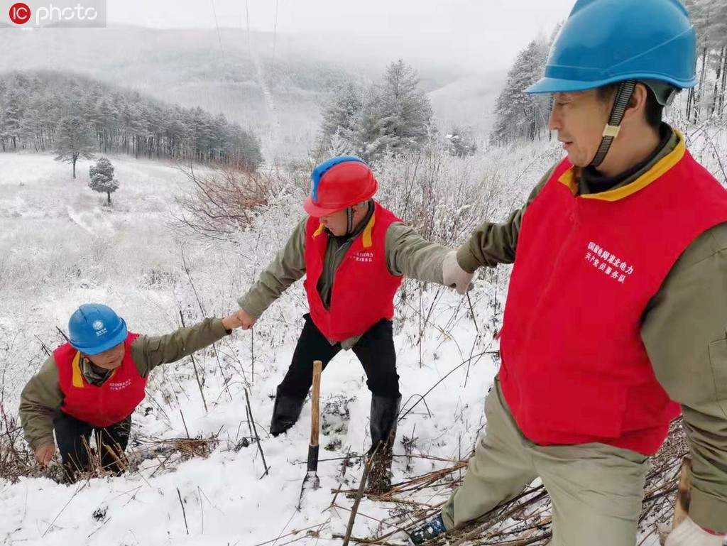 湖北保康迎來大面積降雪 16支保電小分隊風雨中作業保障供電【5】