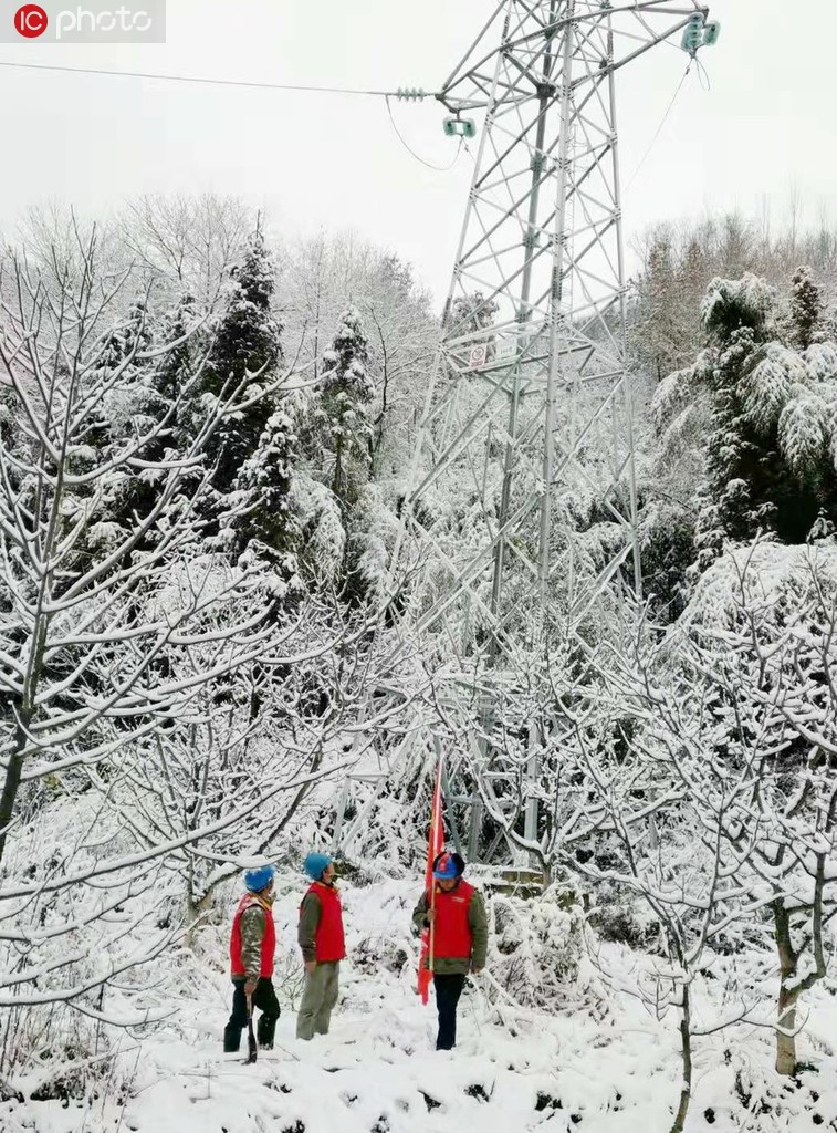 湖北保康迎來大面積降雪 16支保電小分隊風雨中作業保障供電【3】