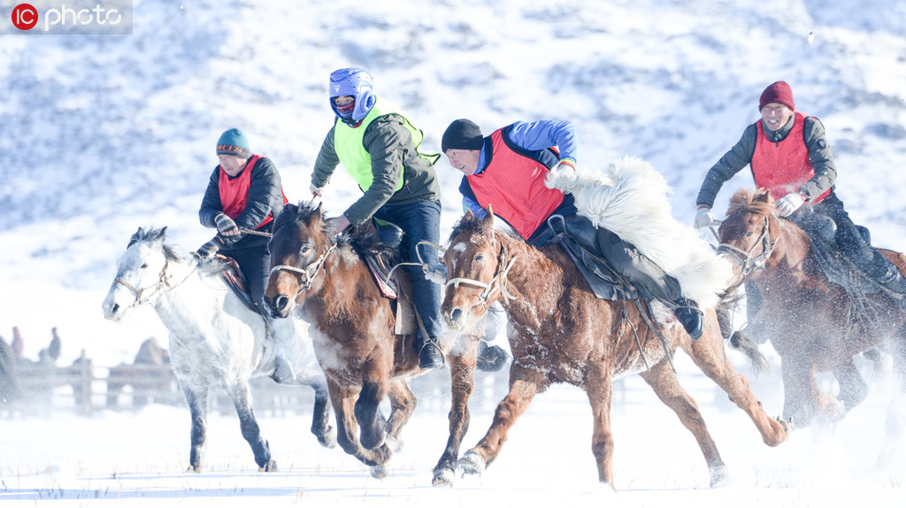 11月30日，參賽的哈薩克族選手正在進行激烈的叼羊比賽。