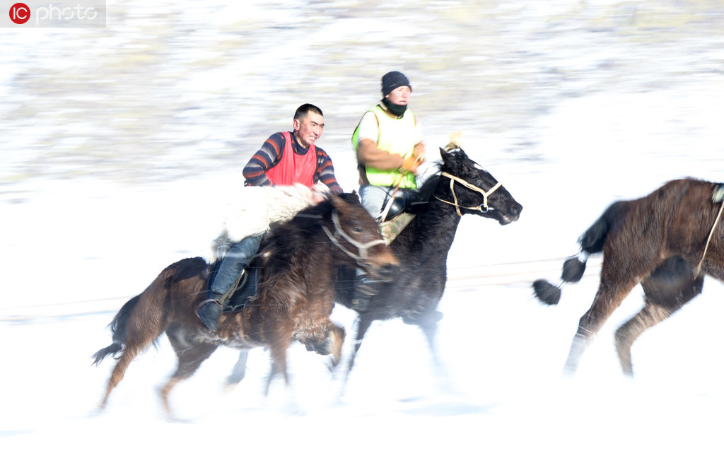 11月30日，參賽的哈薩克族選手正在進行激烈的叼羊比賽。