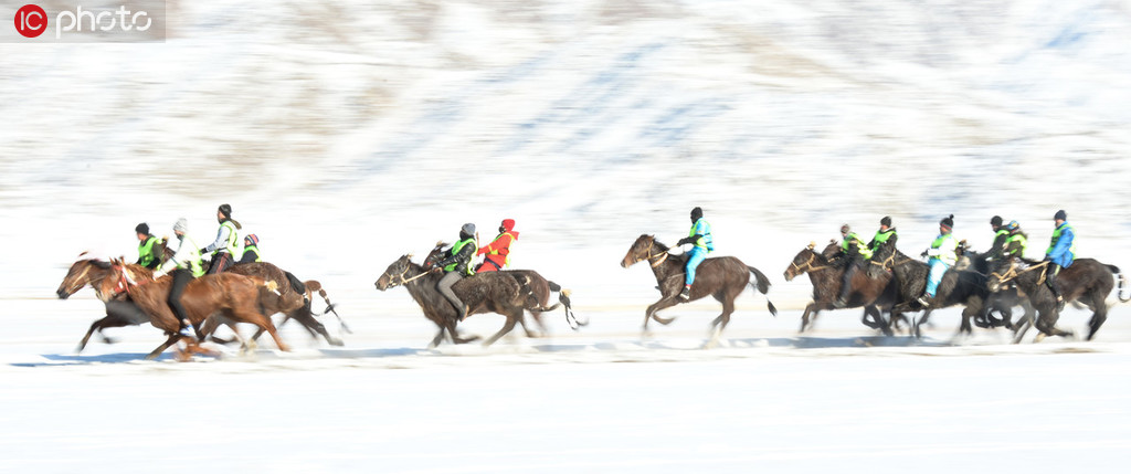 12月1日，參賽的哈薩克族選手正在進行激烈的賽馬比賽。