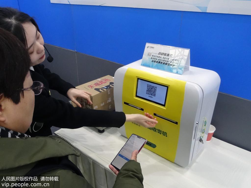 12月2日，在南京開幕的中國郵政科技成果交流會現場，自助收寄機吸引觀眾。