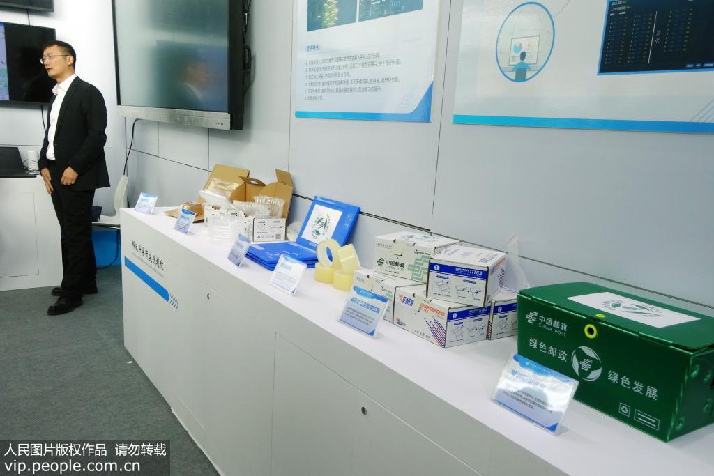 12月2日，在南京開幕的中國郵政科技成果交流會現場，可重復使用封套信盒、可降解膠帶等綠色環保材料用品引人注目。