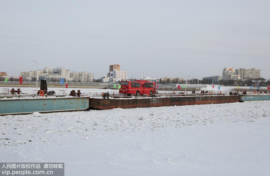 2019年12月4日，客車從中俄浮箱固冰通道出境。