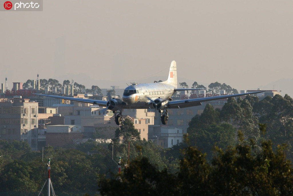 兩航起義紀念飛行DC-3飛機抵達廣州