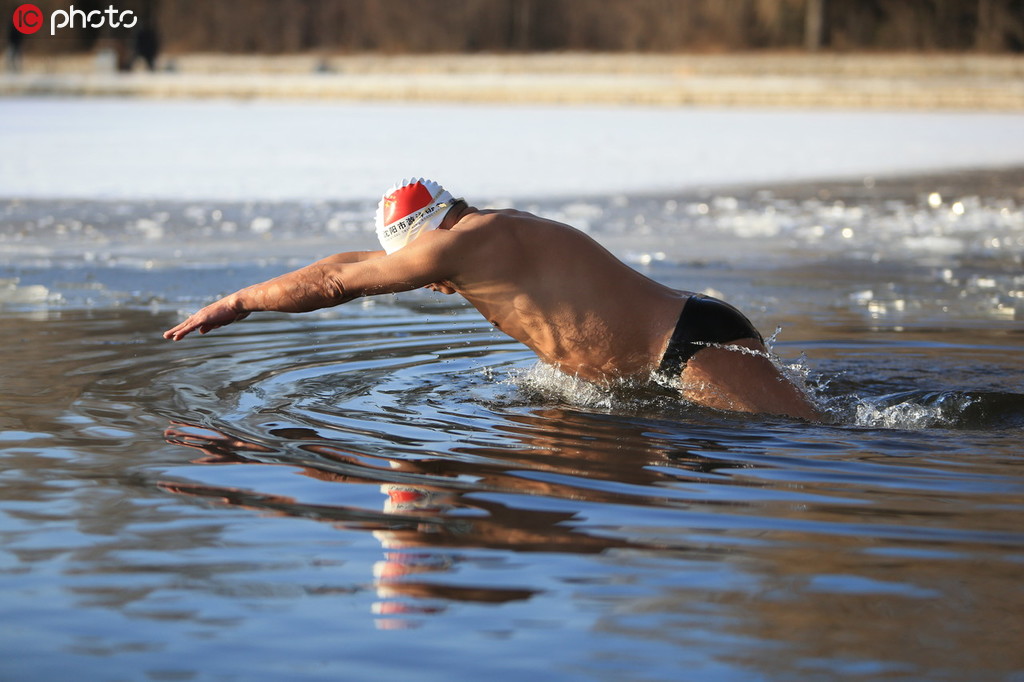冬泳愛好者在零下二十一度冰水裡暢游