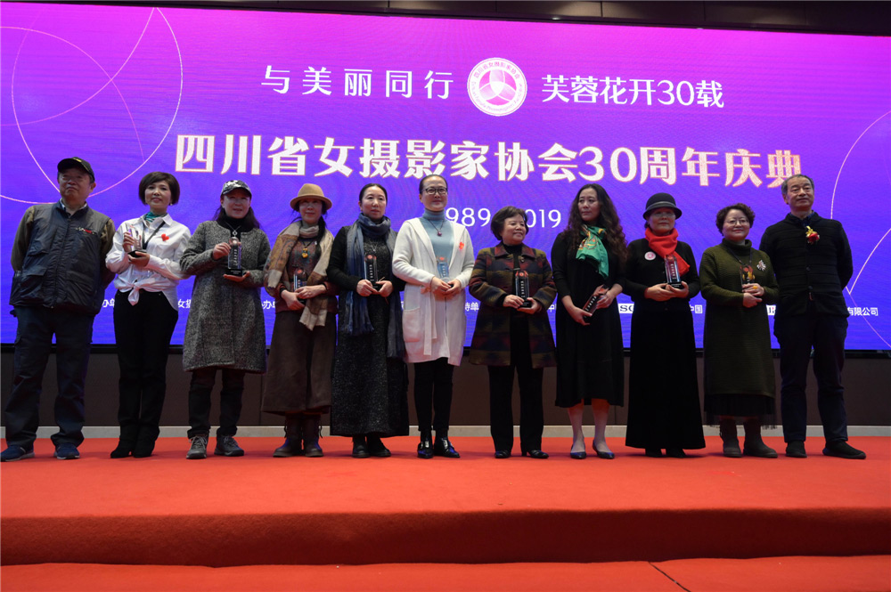 26.�й���ҵ��ӰЭ�ḱ��ϯ�����ԭ�½�������������Ӱ��Э����ϯ�ӽ��¡�������Ӱ��������Ϊ����Ⱥ�����緼��Ԭ��Ӣ���ٰ��ꡢë��������ѧȺ���ƽ�ޱ��Ҷ�ࡢ����䷢�Ĵ�ʡŮ��Ӱ��Э��30����Ӱִ�Ž�