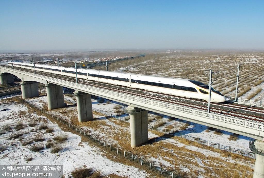 12月9日，復興號列車飛馳在呼和浩特至北京高鐵上。