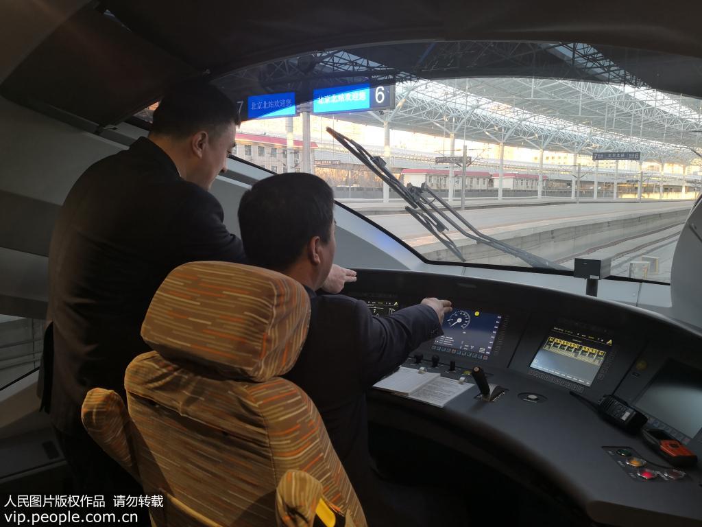 12月11日，內蒙古呼和浩特，復興號列車駛入呼和浩特東站。