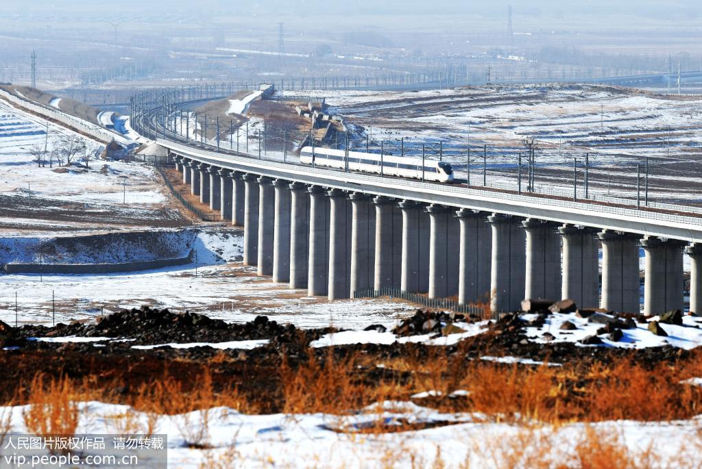 12月9日，復興號列車飛馳在呼和浩特至北京高鐵上。