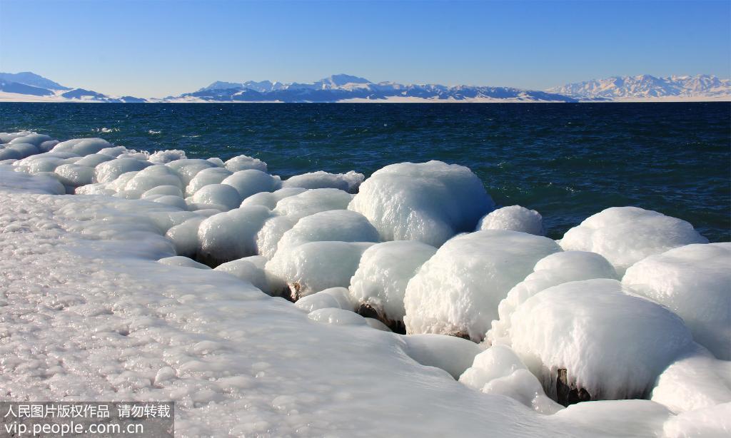 12月8日，冬日賽裡木湖像藍寶石晶瑩深邃。