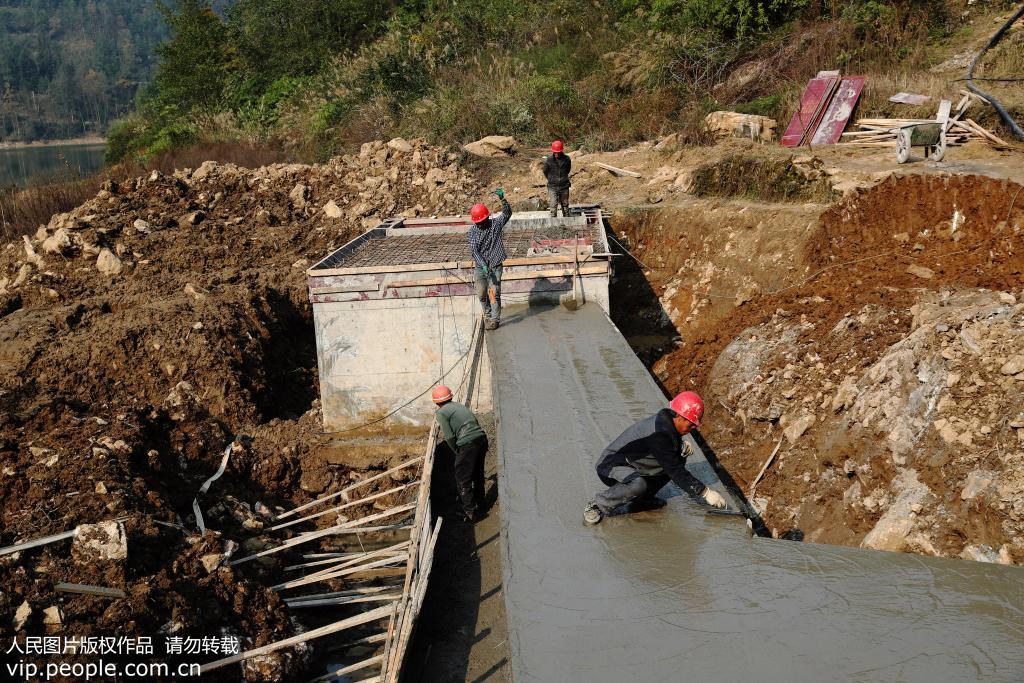 2019年12月12日，工人在重慶市黔江區舟白街道叢山村修建農村蓄水池。