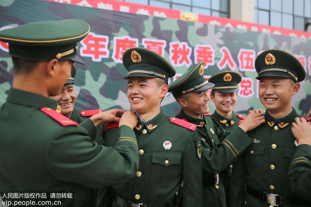 12月12日，武警重慶總隊新兵團的新兵們正分享授銜的喜悅。