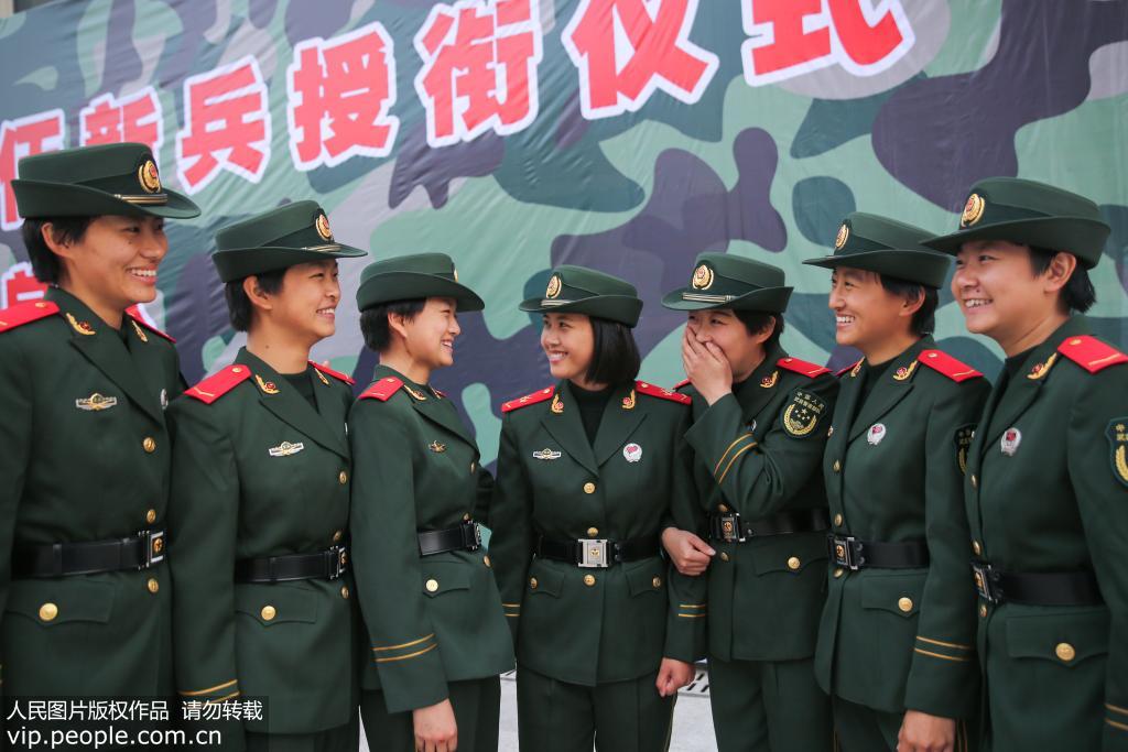 12月12日，武警重慶總隊新兵團女兵們正分享授銜喜悅。