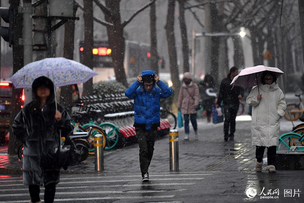 北京迎來今冬第二場降雪。人民網記者 翁奇羽 攝
