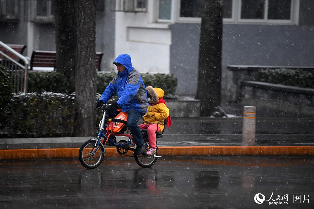 北京迎來今冬第二場降雪。人民網記者 翁奇羽 攝
