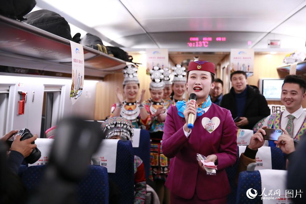 12月16日，在成都東開往貴陽北的C6041次首發動車組列車上，活動主持人龍紅梅正作活動介紹。（李鍇 攝）