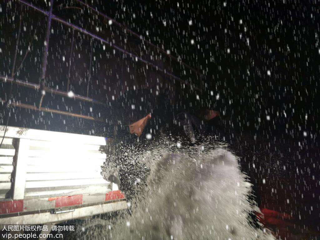 12月17日，新疆阿勒泰邊境管理支隊阿熱勒邊境派出所民警正在用力推車。