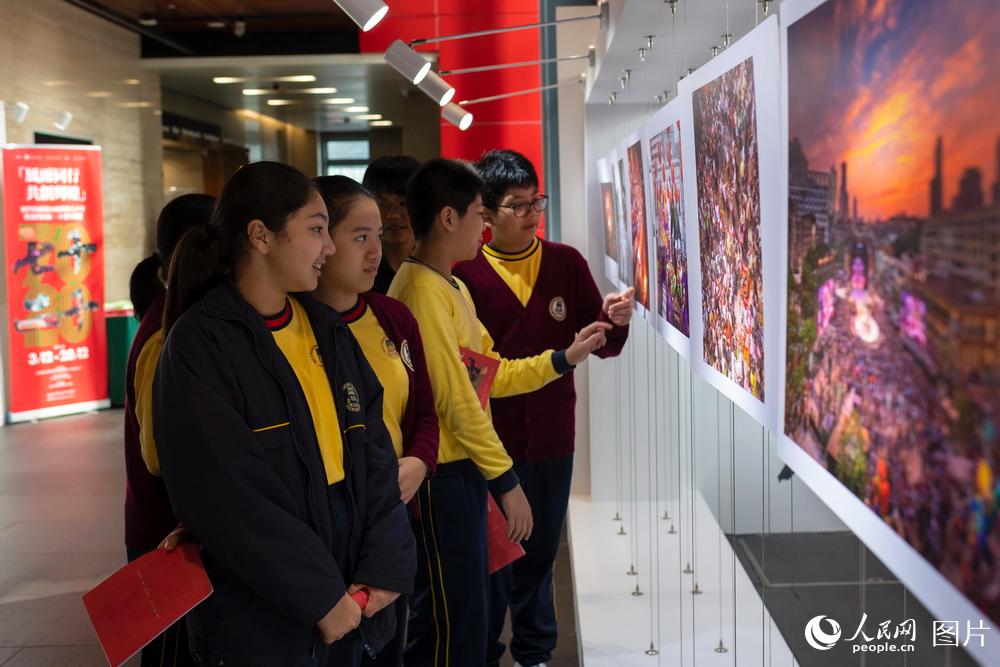 12月19日，澳門學生參觀澳門回歸祖國20周年展覽。