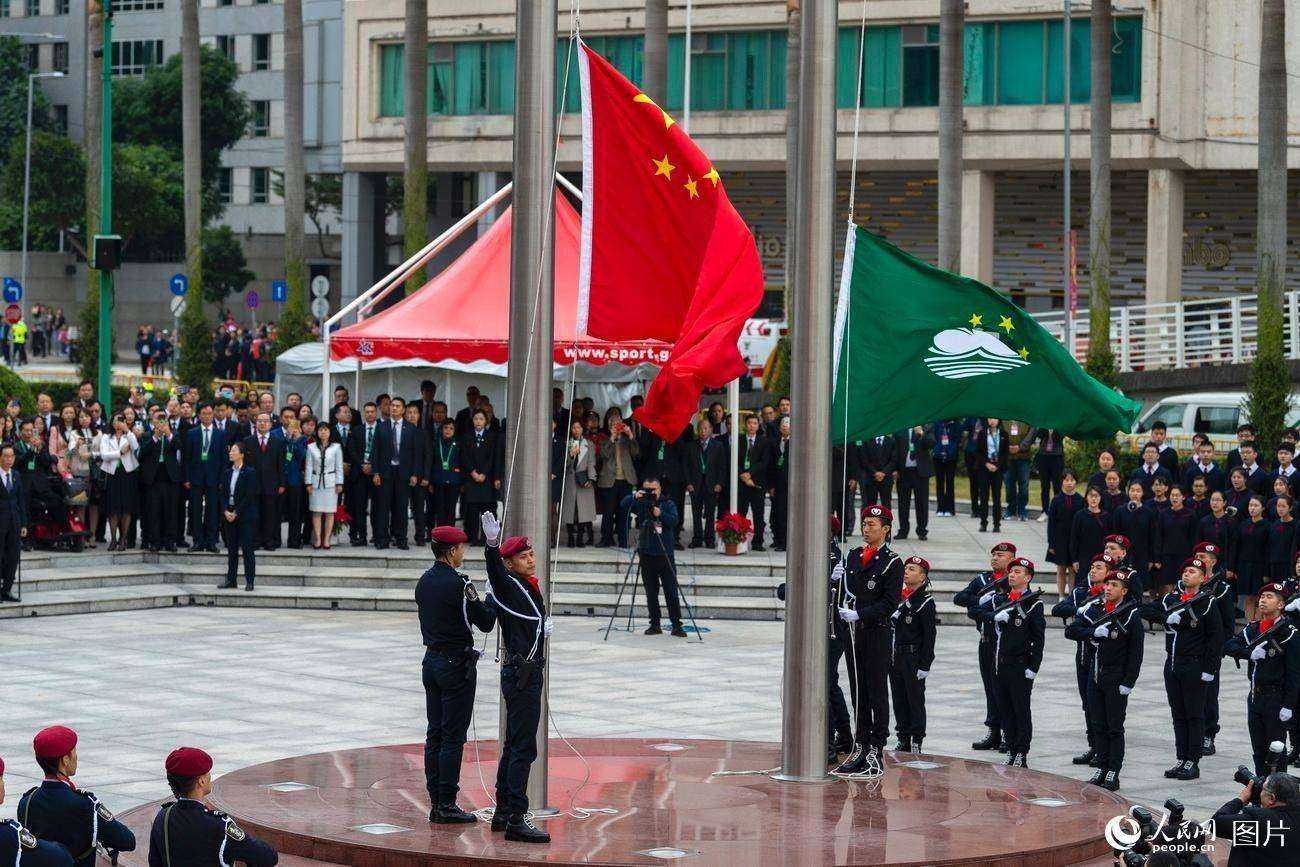 12月20日8時，澳門特區政府在金蓮花廣場舉行隆重升旗儀式，慶祝澳門回歸祖國20周年。