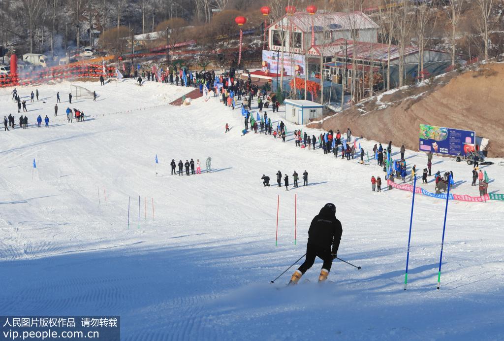12月21日，市民享受冰雪運動帶來的快樂。