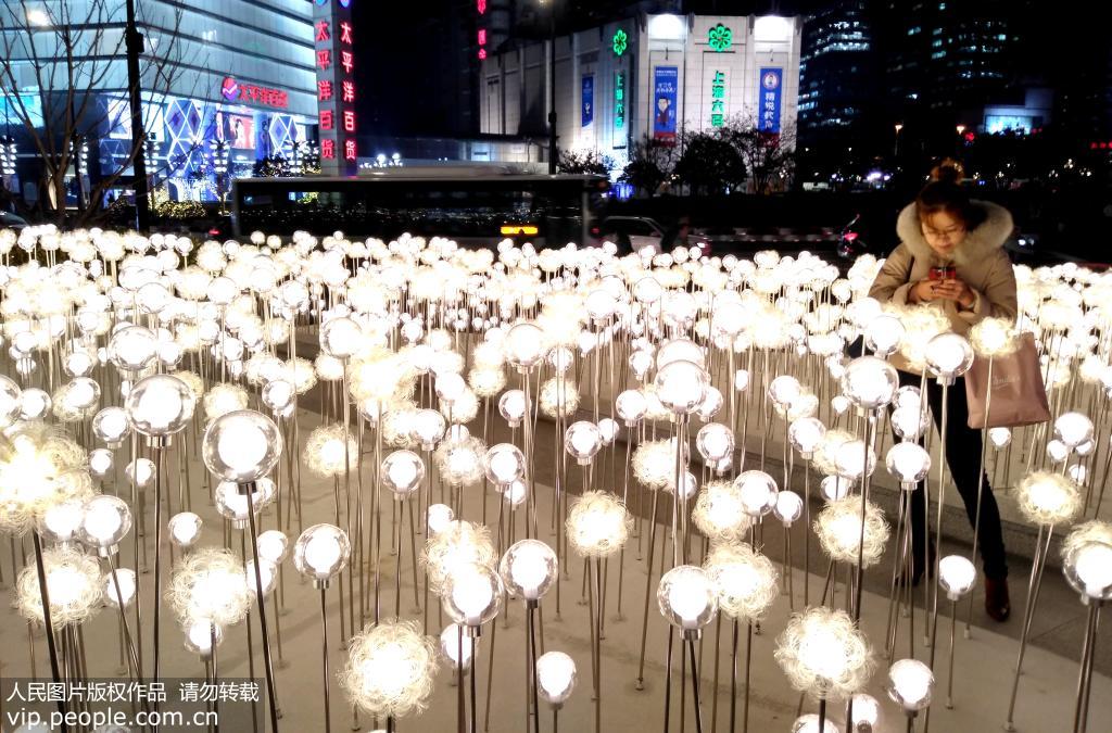 上海：2万盏蒲公英灯亮相徐家汇街头
