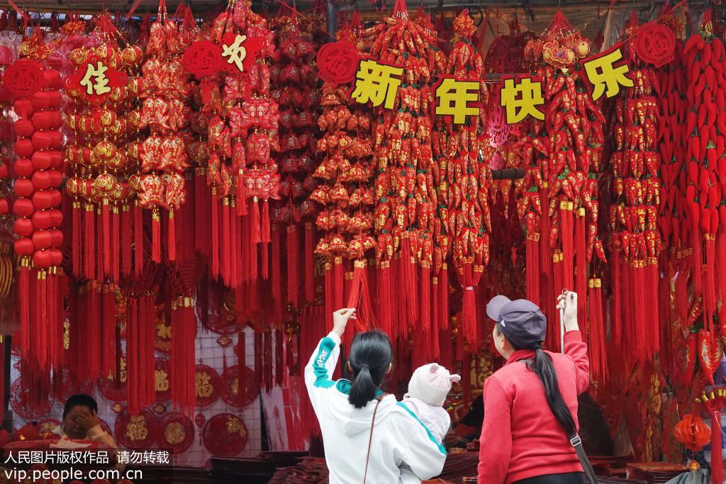 1月2日，市民在南寧市上海路的年貨集市選購春節用的挂飾。