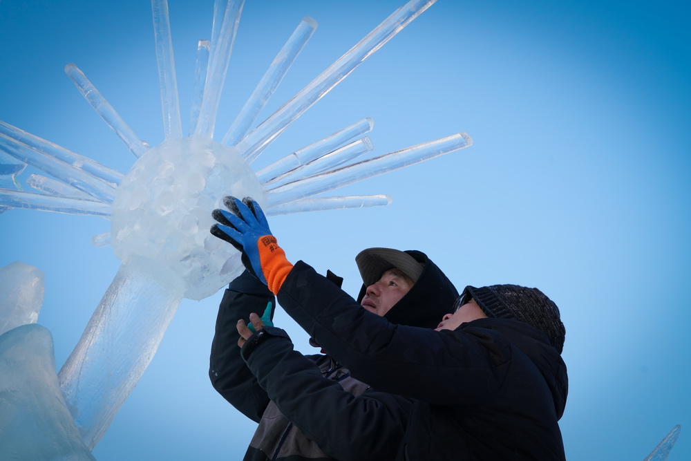 1月2日，選手在哈爾濱冰雪大世界內制作冰雕。