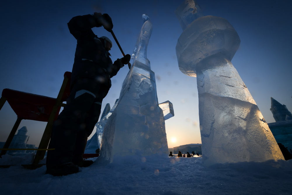1月2日，選手在哈爾濱冰雪大世界內制作冰雕。