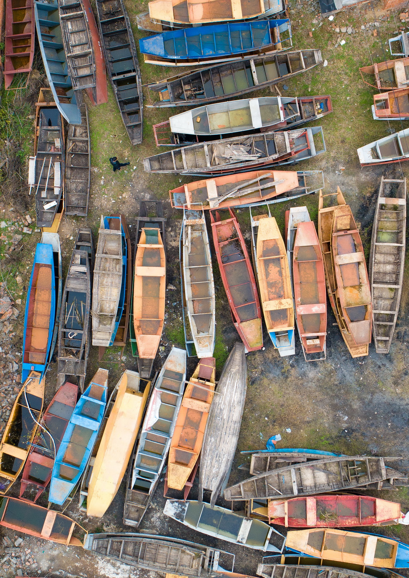 1月2日拍攝的湖北省宜都市枝城鎮白水港村一處“上岸”的漁船堆放點（無人機照片）。