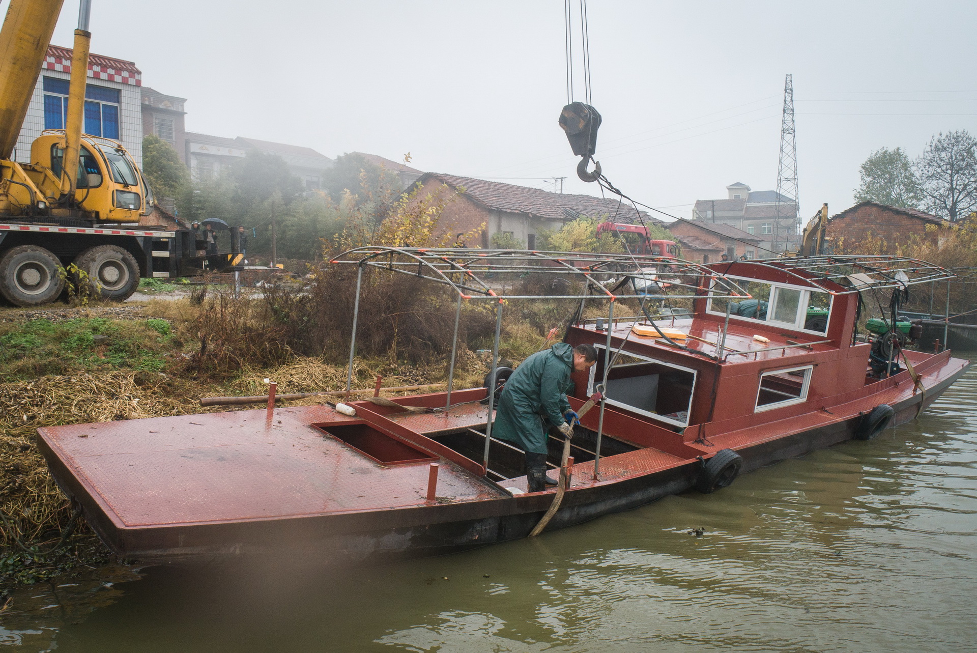 在長江新螺段白鱀豚國家級自然保護區漁船拆解現場，漁政工作人員在對上岸的漁船進行拆解（2019年12月25日攝）。