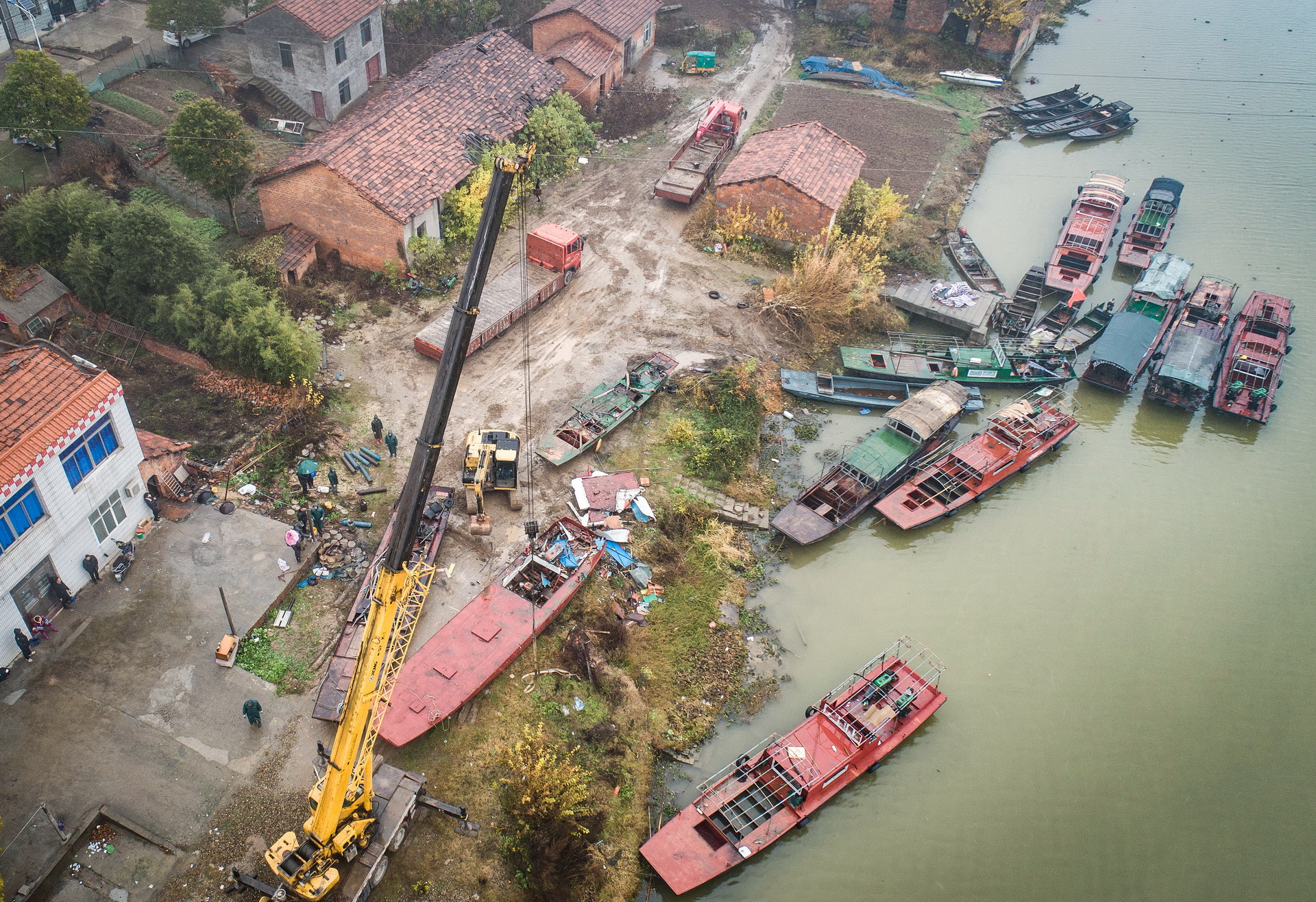2019年12月25日拍攝的長江新螺段白鱀豚國家級自然保護區漁船拆解現場（無人機照片）。