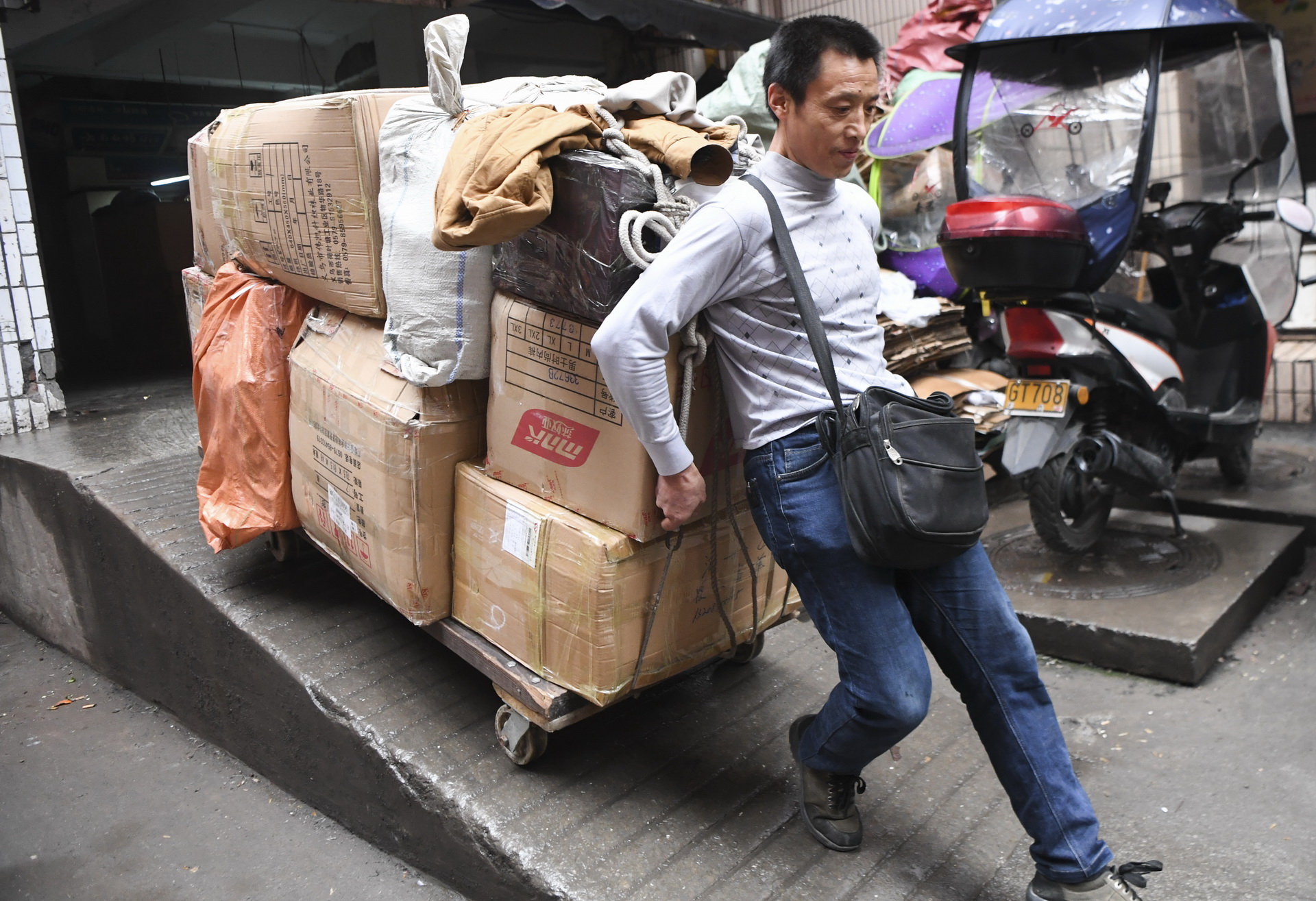 冉光輝用小板車載著貨物，從重慶朝天門大生商場出發，前往發貨地點（1月5日攝）。
