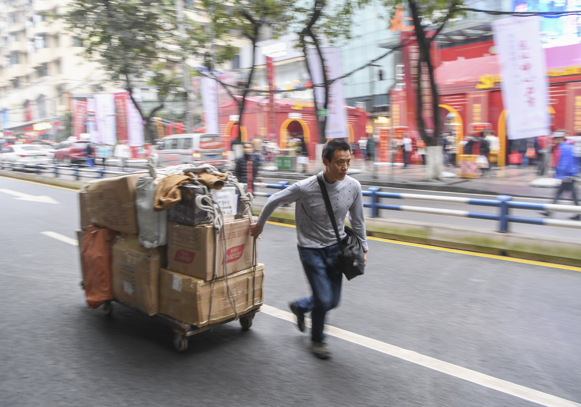 冉光輝用小板車載著貨物，前往發貨地點（1月5日攝）。