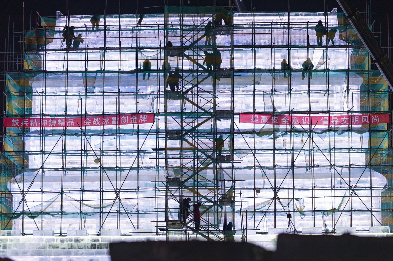 工人在哈爾濱冰雪大世界園區施工（2019年12月15日攝）。新華社發（謝劍飛攝）