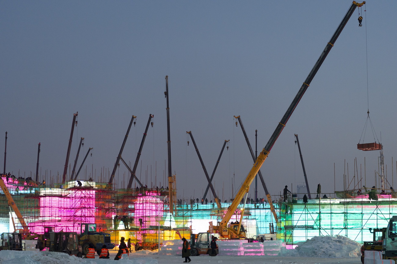 工人在哈爾濱冰雪大世界園區施工（2019年12月15日攝）。新華社發（謝劍飛攝）