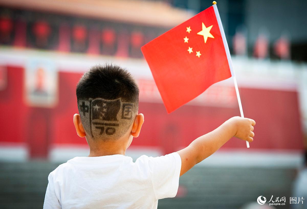 李若琪(高中組)山東《萌娃的“頭等大事”》2019國慶節，四歲的弟弟用他自己獨特的方式，慶祝新中國成立70周年。