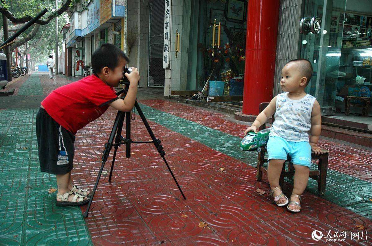 楊錦洋(高中組)河南《笑一笑》弟弟拿著爸爸送的相機有模有樣的給小朋友拍照。