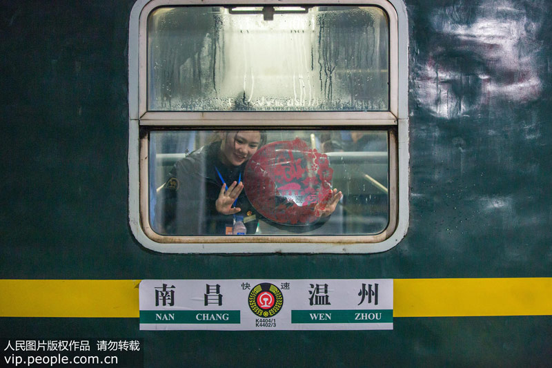 南昌鐵路開出首趟“共青團號”列車【2】