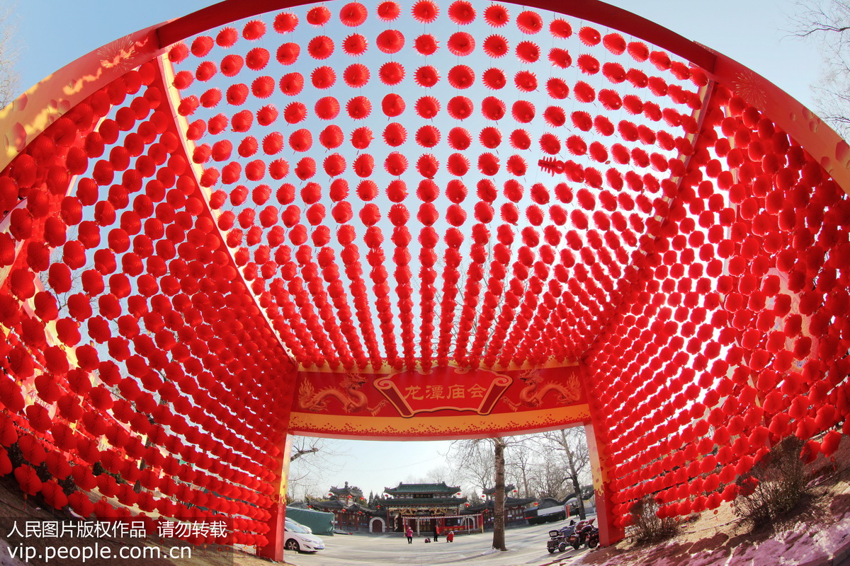 北京：春節廟會裝扮紅火迎新春