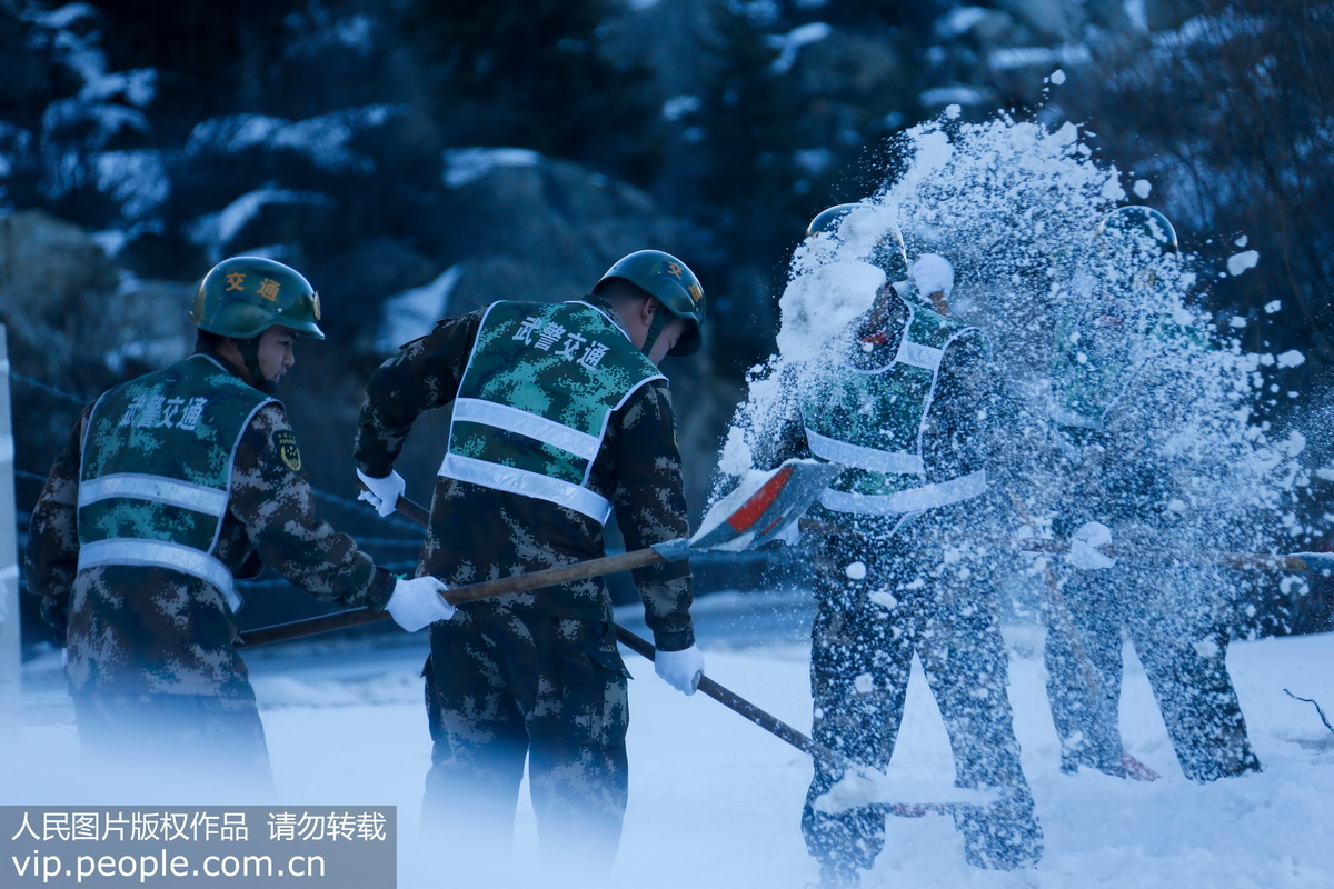 1月14日，武警官兵在清理川藏公路然烏湖段路面積雪。